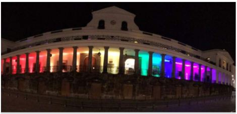 COLORES DEL ARCOIRIS ILUMINARON EL PALACIO DE CARONDELET EN EL ‘DÍA DEL ORGULLO GAY’