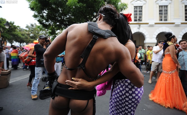 Invitan a Correa y Nebot al desfile del orgullo gay