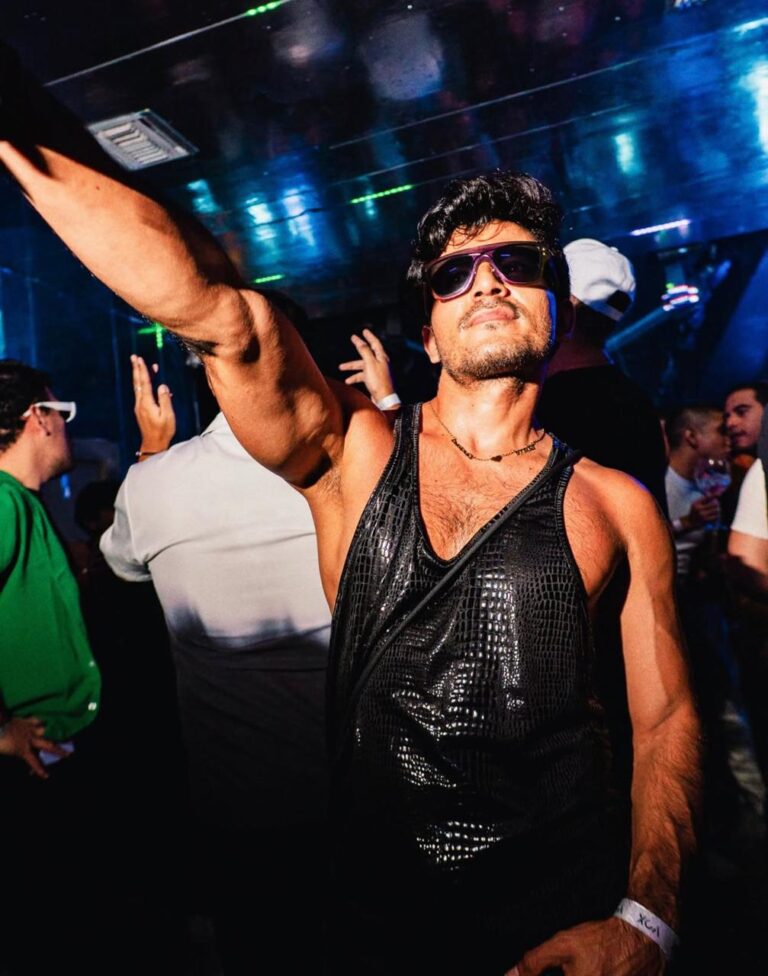 Vox Discoteca Gay Orgullo Guayaquil chico LGBT 768x976